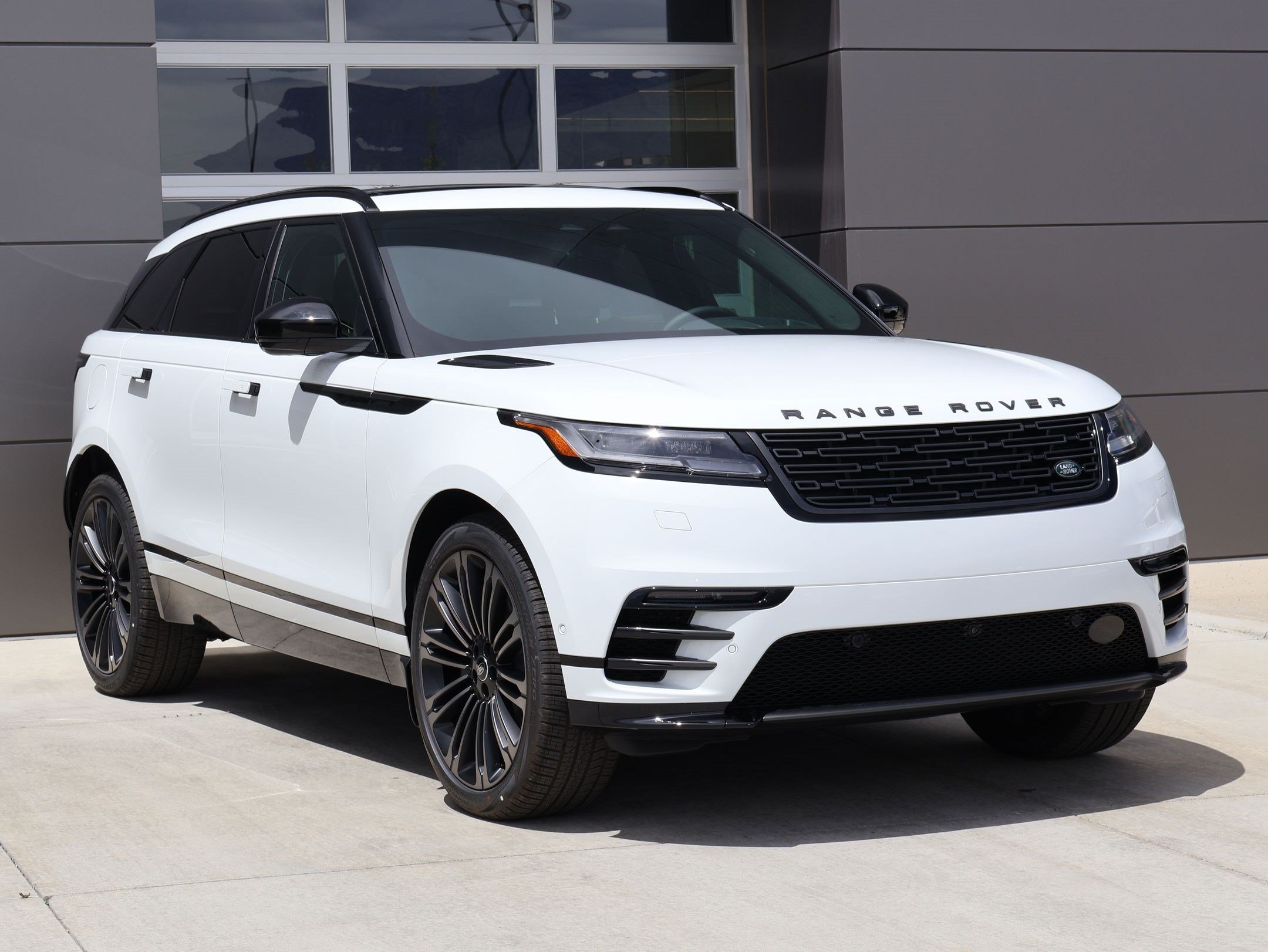 New 2026 Land Rover Range Rover Velar Dynamic SE AWD/4WD image 3