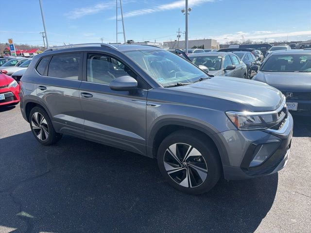 Used 2024 Volkswagen Taos SE image 1