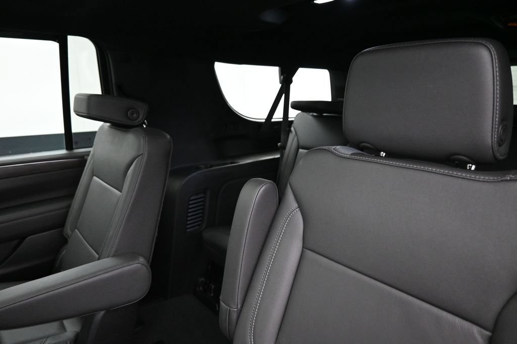 Used 2024 Chevrolet Suburban Z71 w/ Luxury Package AWD/4WD image 12