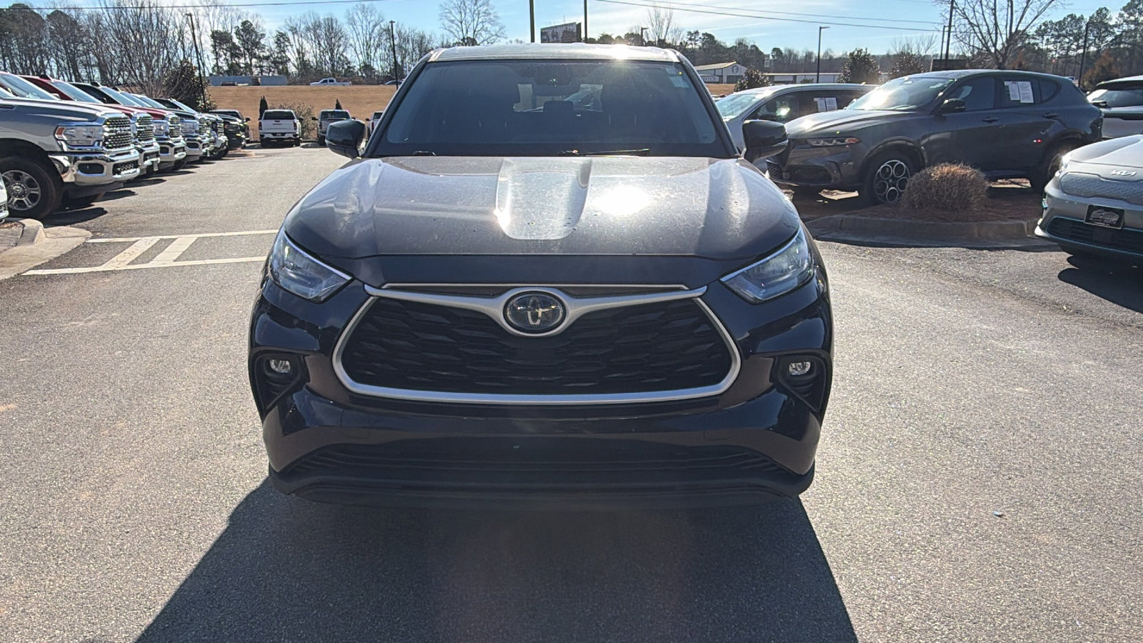 Used 2020 Toyota Highlander LE image 3