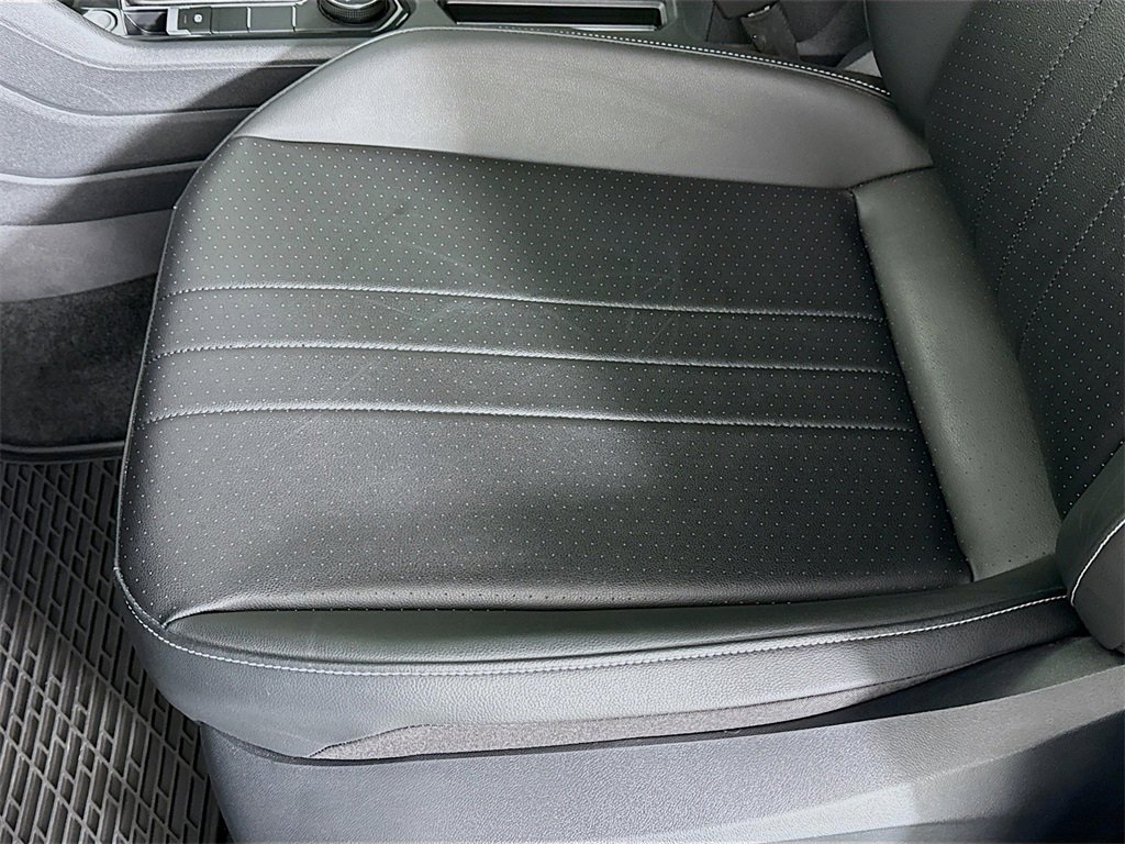 Used 2024 Volkswagen Tiguan SE R-Line image 18