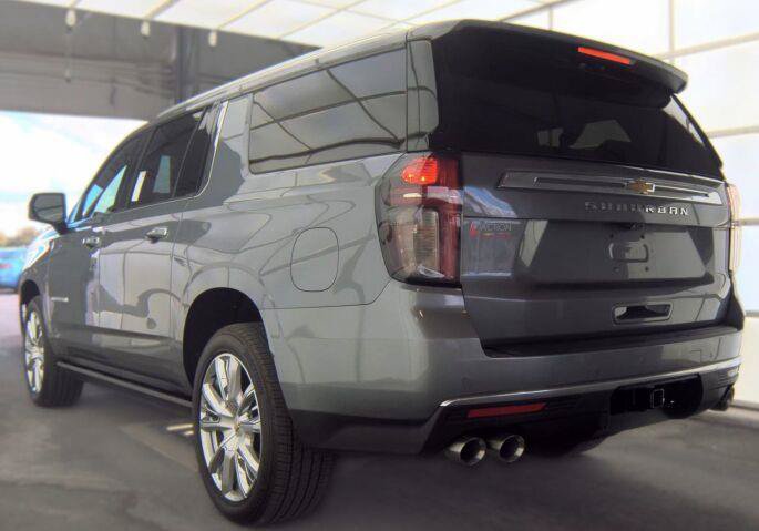 Used 2022 Chevrolet Suburban High Country RWD image 2