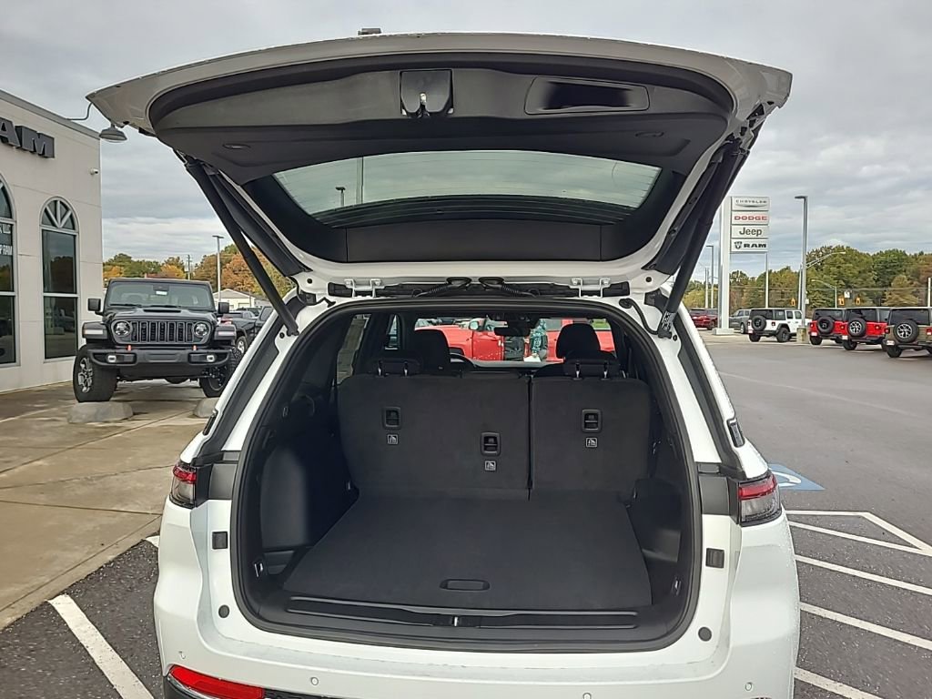 New 2025 Jeep Grand Cherokee Laredo w/ Luxury Tech Group I image 17