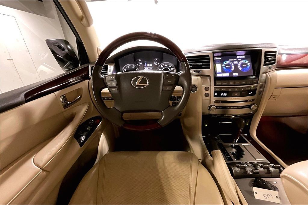 Used 2013 Lexus LX 570 4WD w/ Luxury Pkg image 6