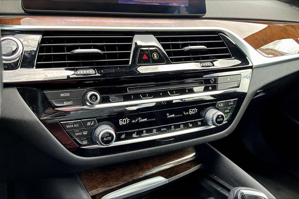 Used 2019 BMW 530e xDrive w/ Luxury Seating Package AWD/4WD image 15