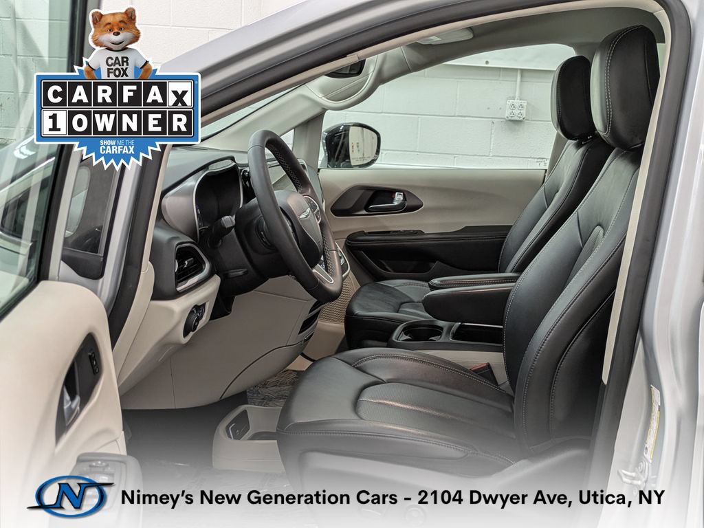 Used 2024 Chrysler Pacifica Touring-L FWD image 3