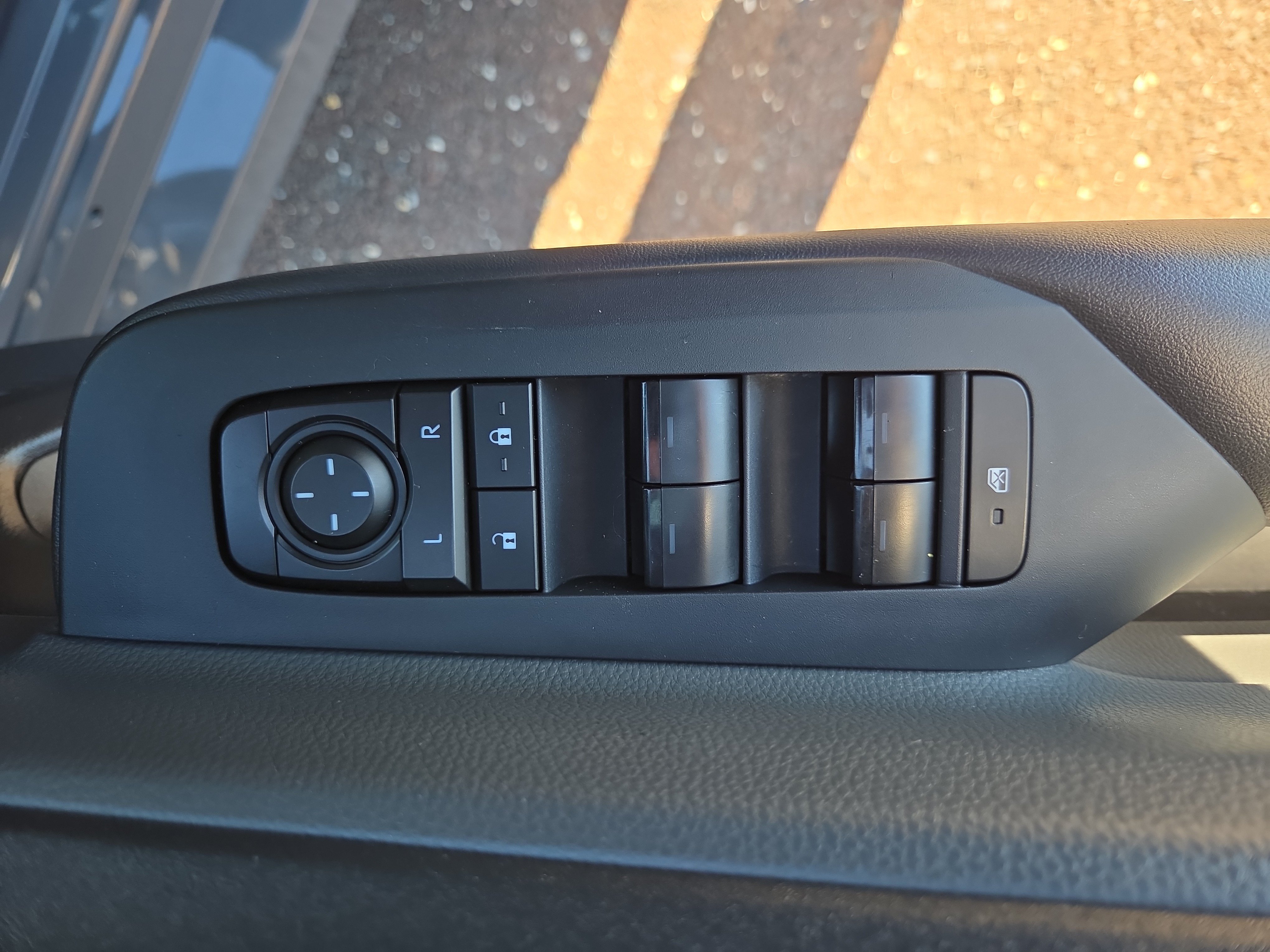 Certified 2025 Toyota Prius LE FWD image 28