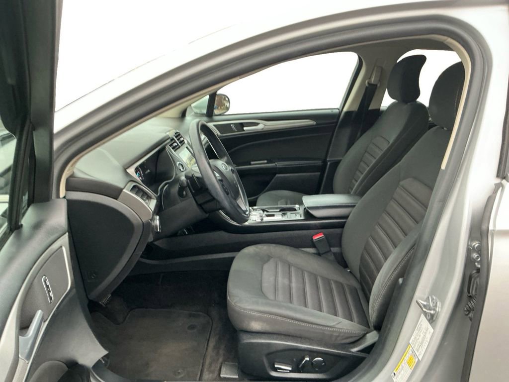 Used 2018 Ford Fusion SE w/ Fusion SE Technology Package image 14