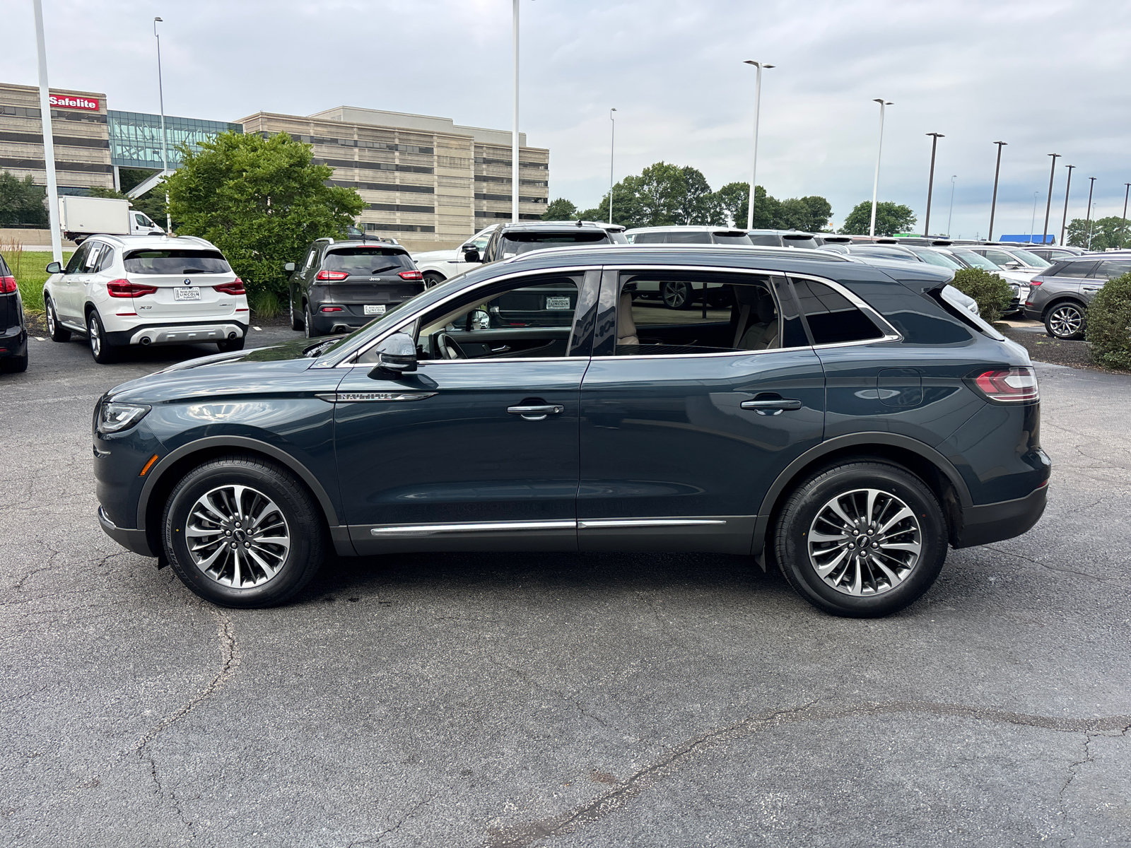 Certified 2023 Lincoln Nautilus AWD w/ Premium Package image 4