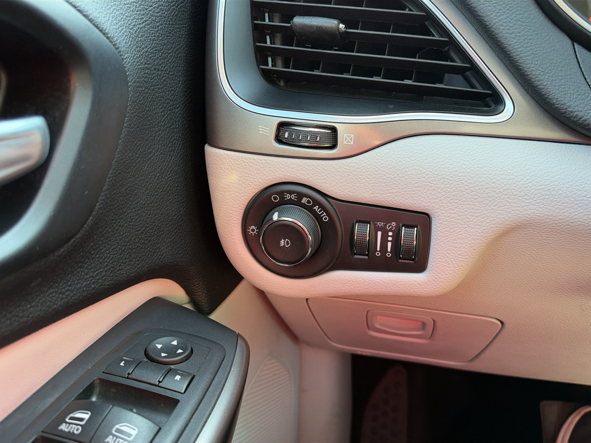 Used 2020 Jeep Cherokee Latitude Lux w/ Quick Order Package 2YH Lux FWD image 28