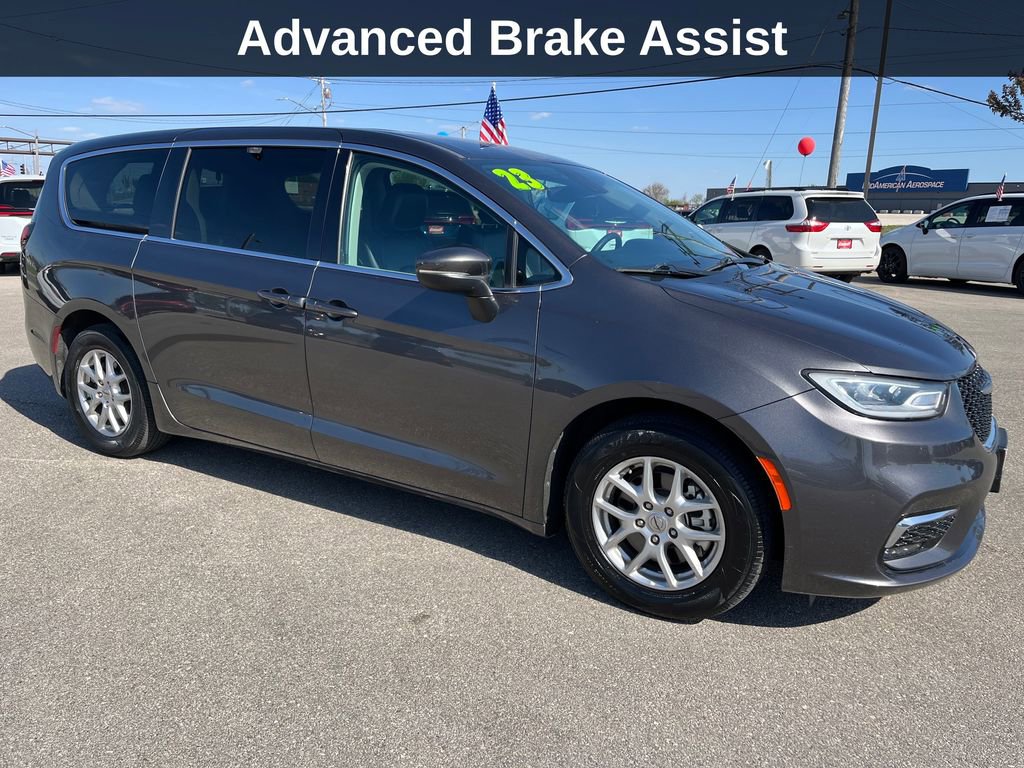 Used 2023 Chrysler Pacifica Touring-L FWD image 9