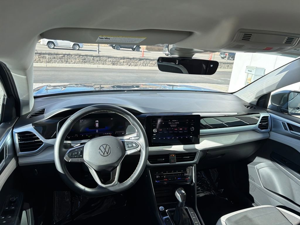 Certified 2025 Volkswagen Taos SE image 15