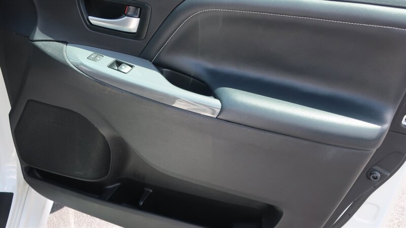 Used 2017 Toyota Sienna SE Premium FWD image 27