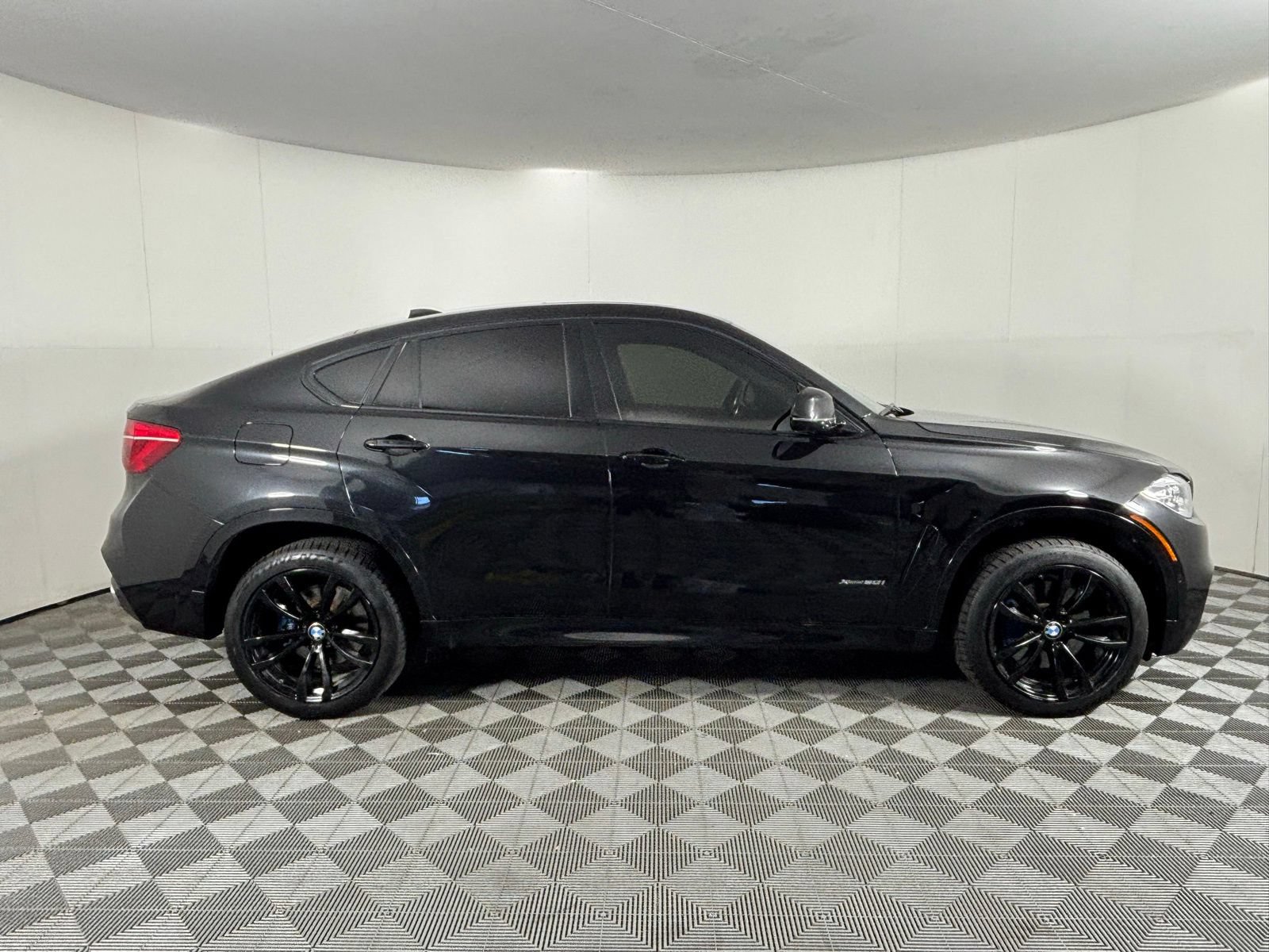 Used 2019 BMW X6 xDrive50i w/ M Sport Package AWD/4WD image 9