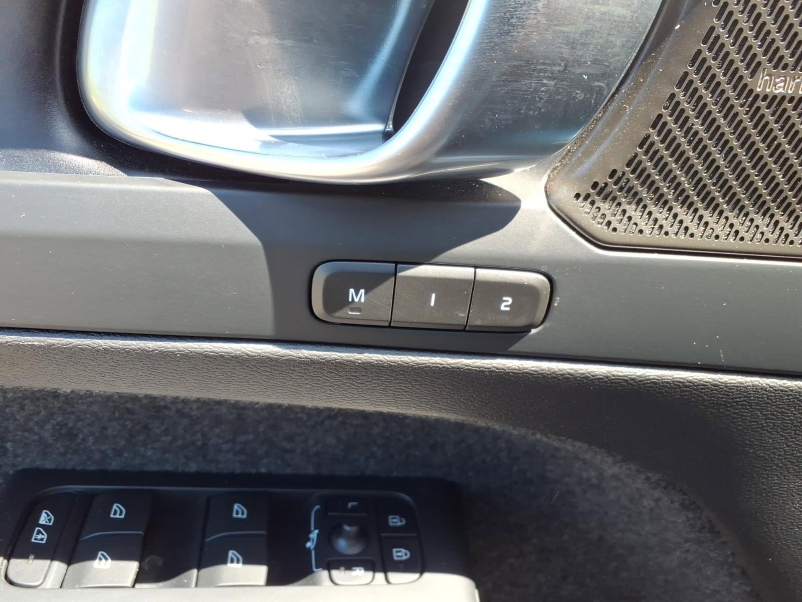 Certified 2024 Volvo XC40 Recharge Ultimate RWD image 17