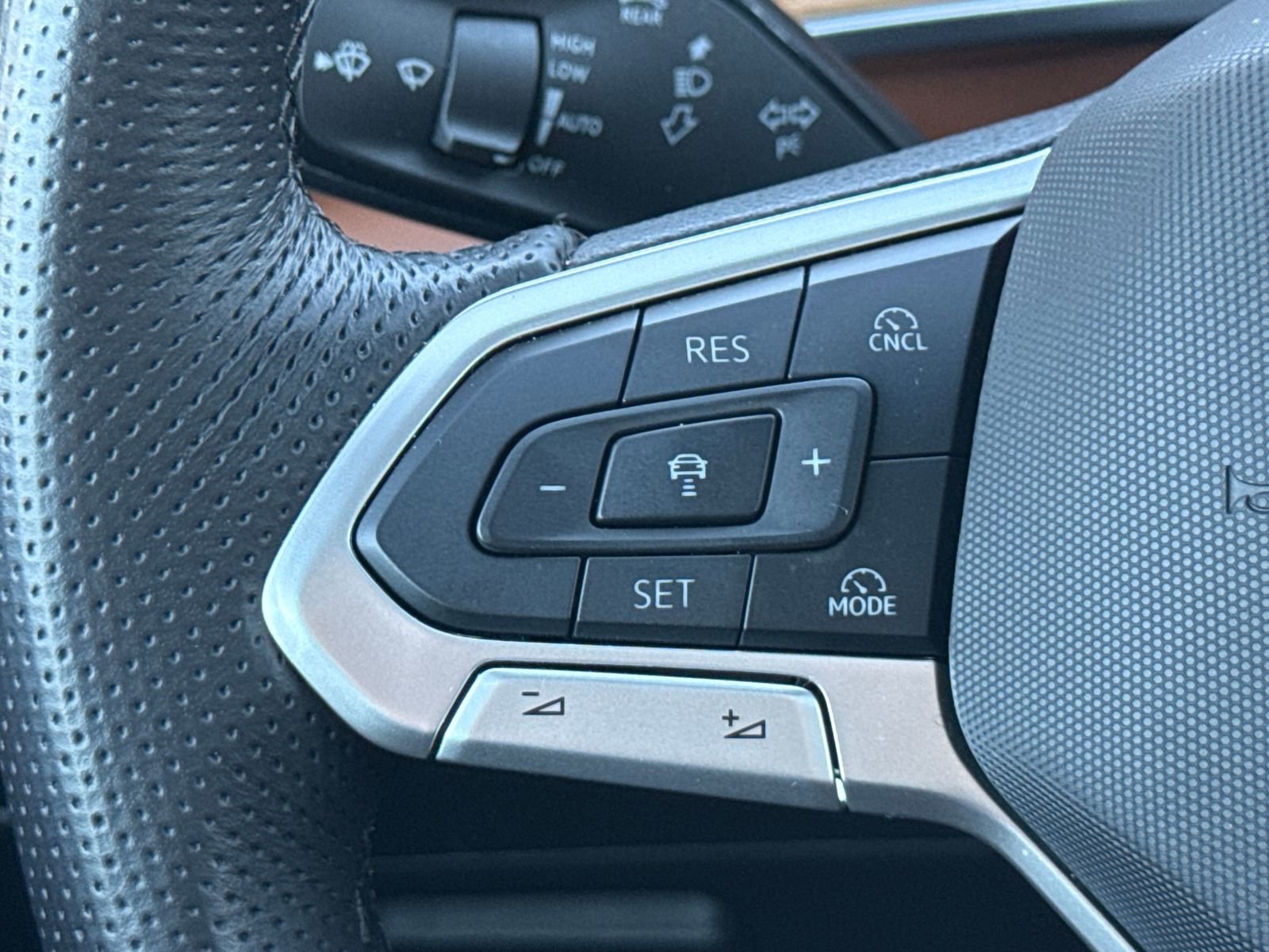 Certified 2025 Volkswagen Tiguan SEL R-Line image 32