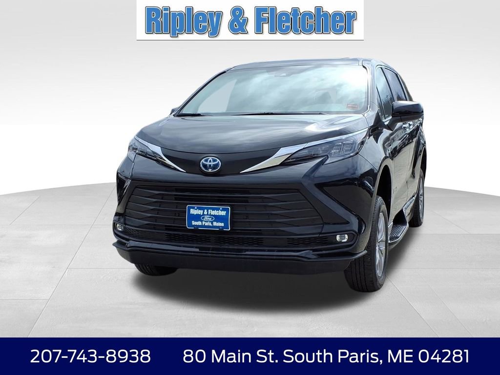 Used 2025 Toyota Sienna XLE image 2