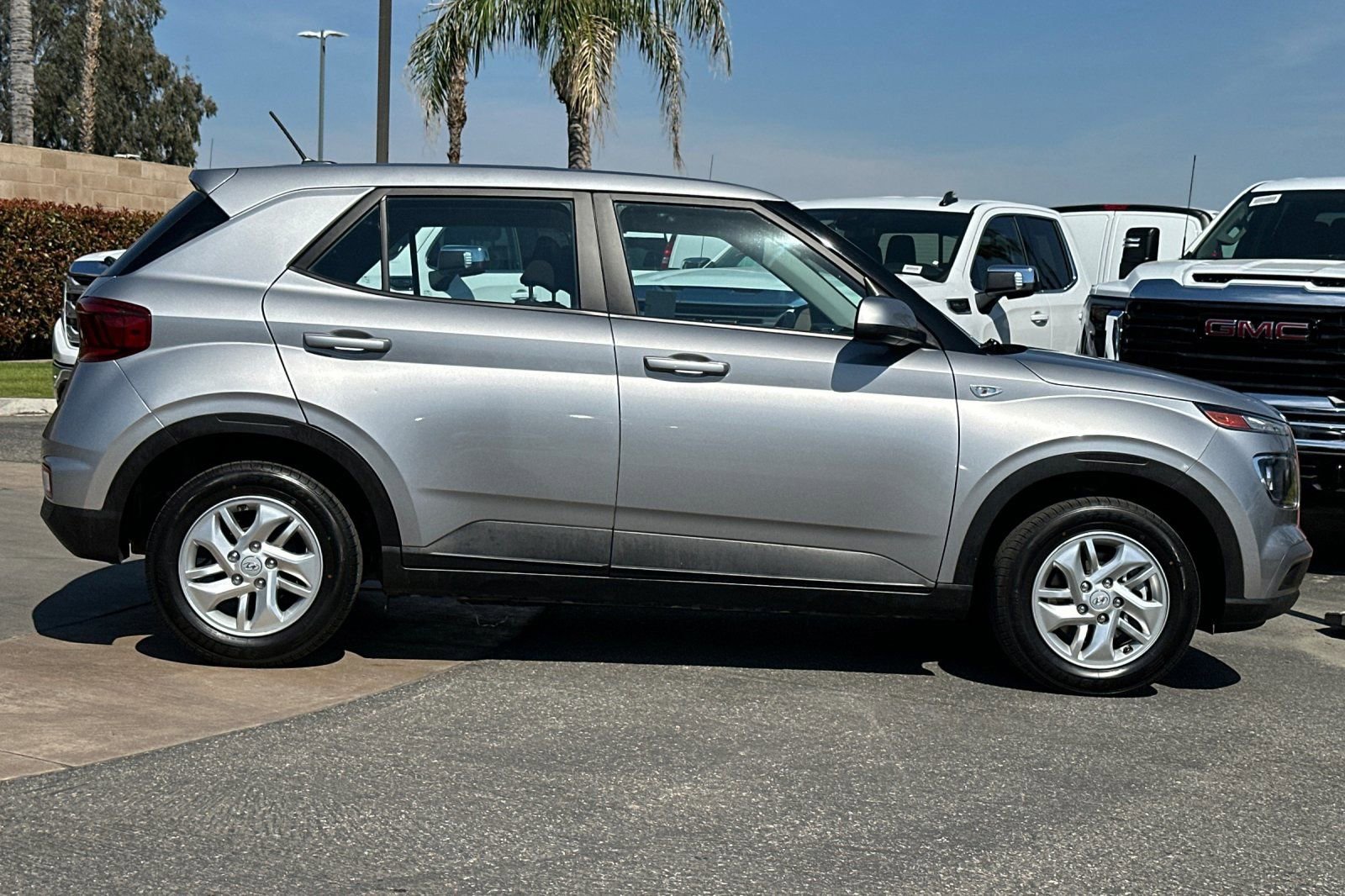 Used 2024 Hyundai Venue SE image 3