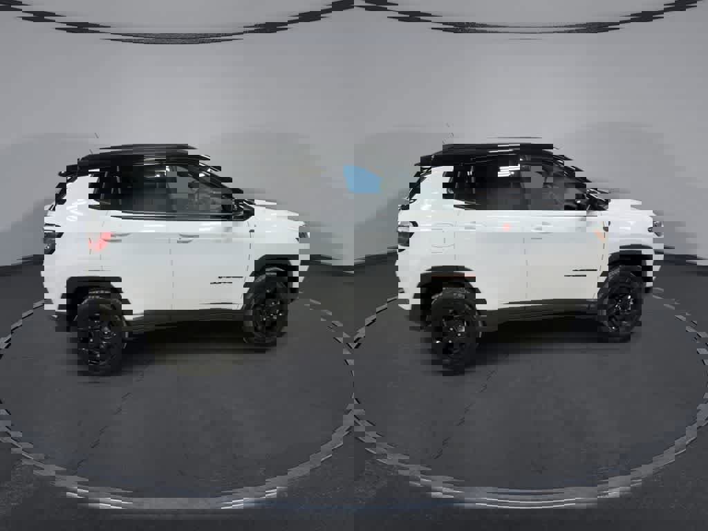 Used 2024 Jeep Compass Trailhawk image 9