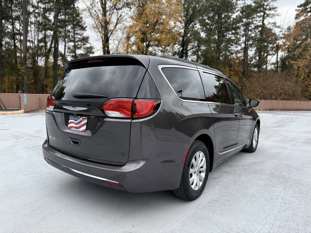 Used 2017 Chrysler Pacifica Touring-L image 10