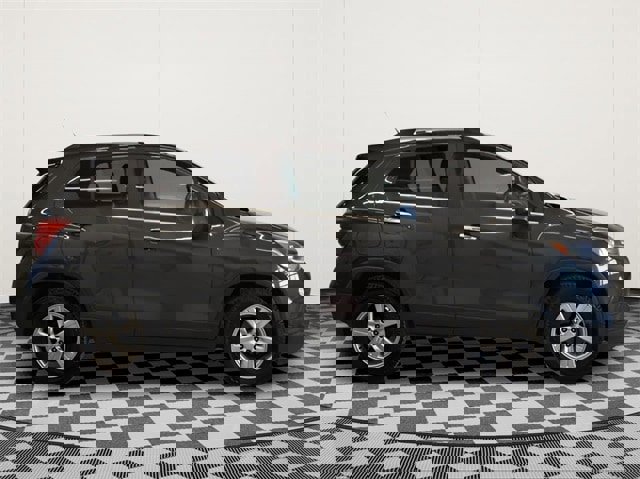 Used 2017 Chevrolet Trax LT w/ LT Convenience Package image 2