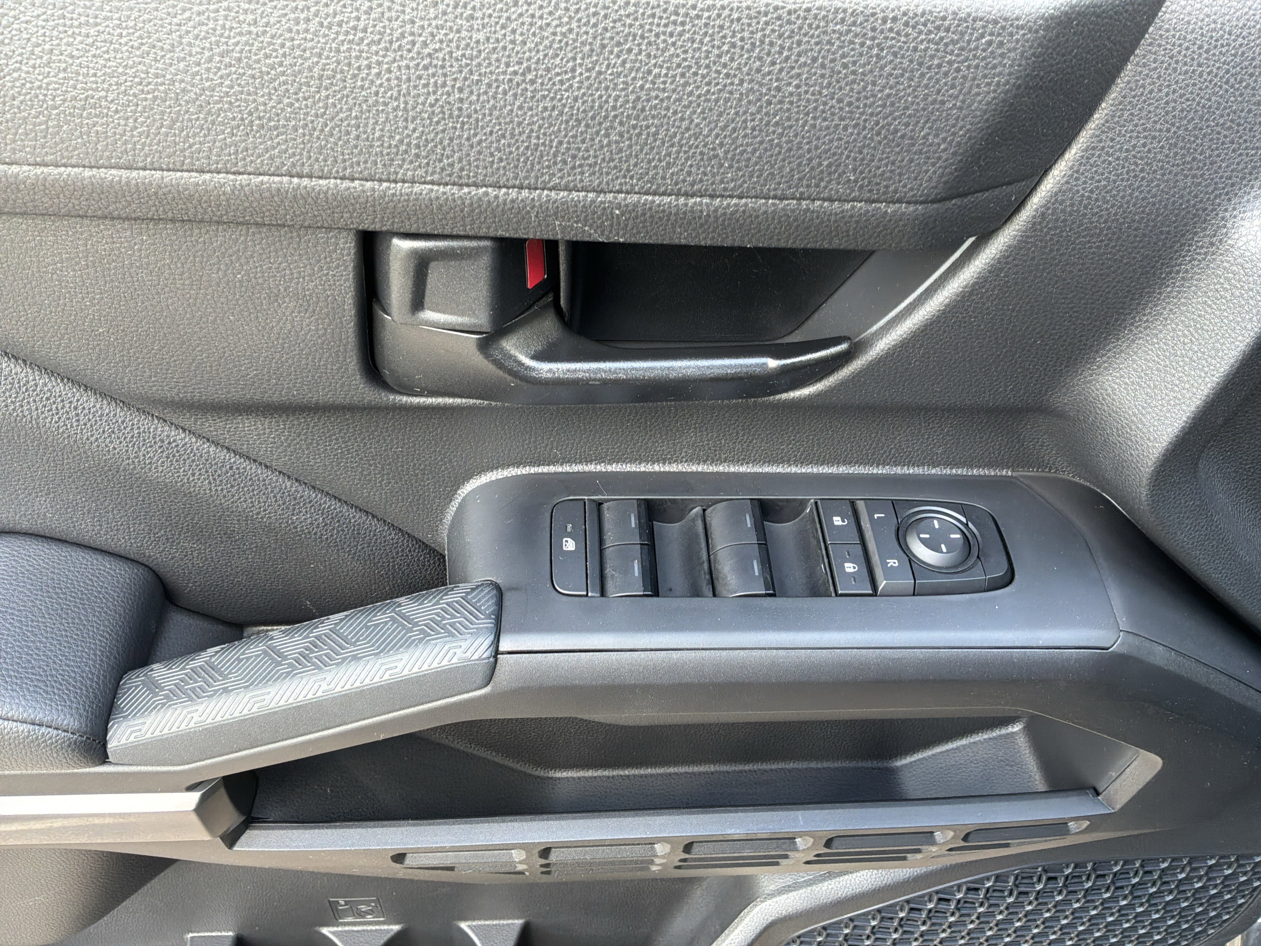 Used 2025 Toyota Tacoma SR5 AWD/4WD image 15