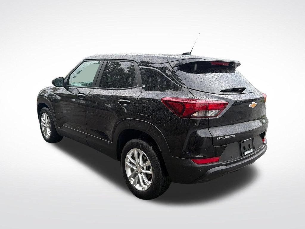 Used 2025 Chevrolet TrailBlazer LS w/ LS Convenience Package FWD image 3