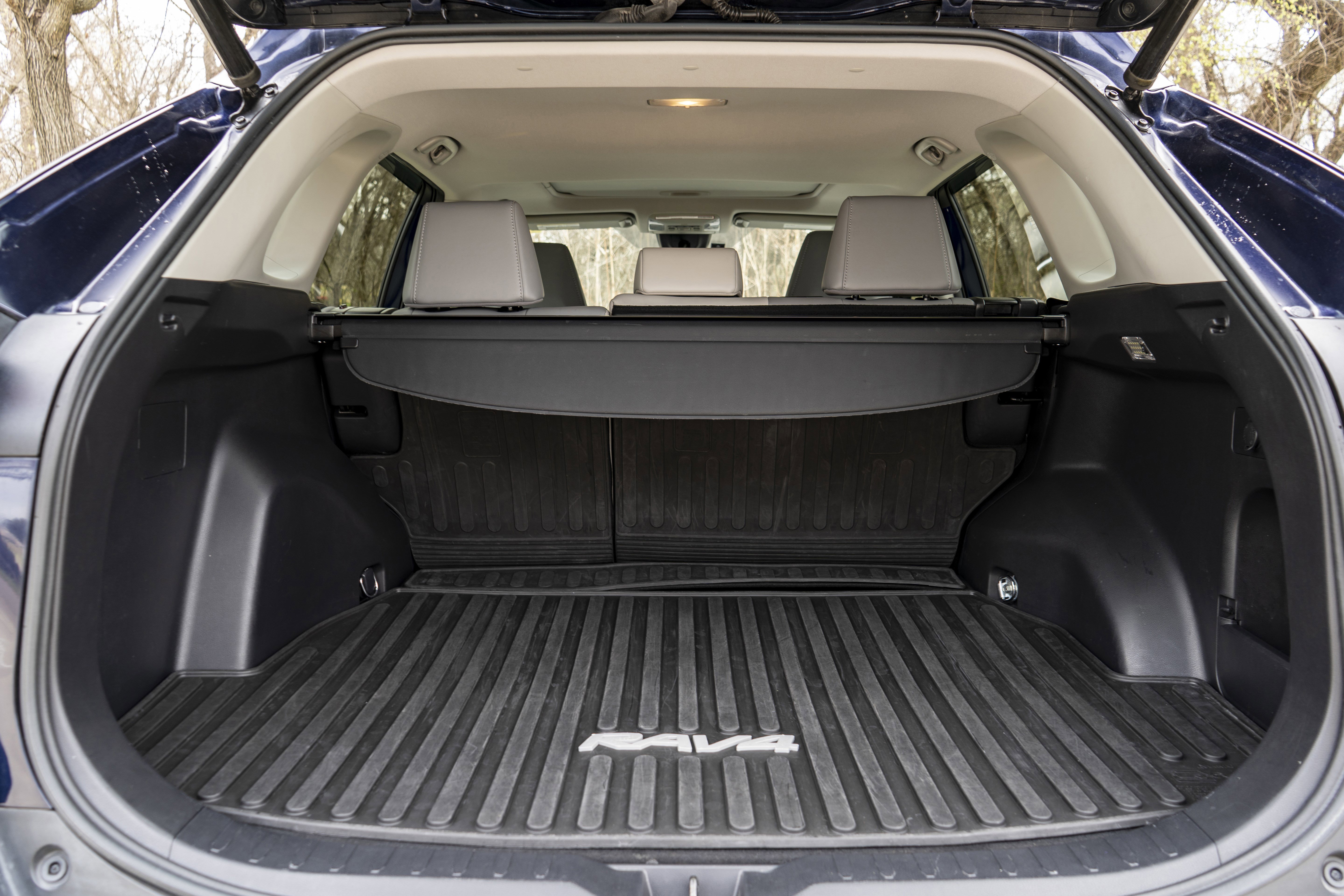 Used 2020 Toyota RAV4 XLE Premium image 41