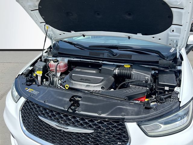 Used 2023 Chrysler Pacifica Touring-L FWD image 30