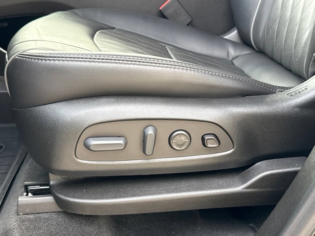 Used 2022 Buick Enclave Avenir w/ Avenir Technology Package AWD/4WD image 22