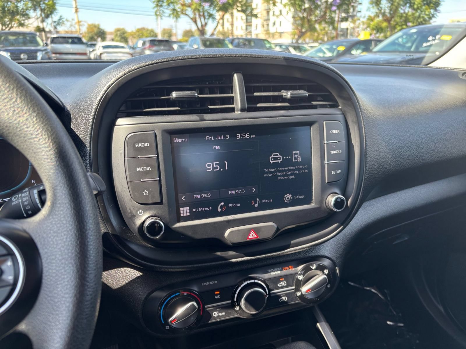 Used 2025 Kia Soul LX w/ LX Technology Package FWD image 20