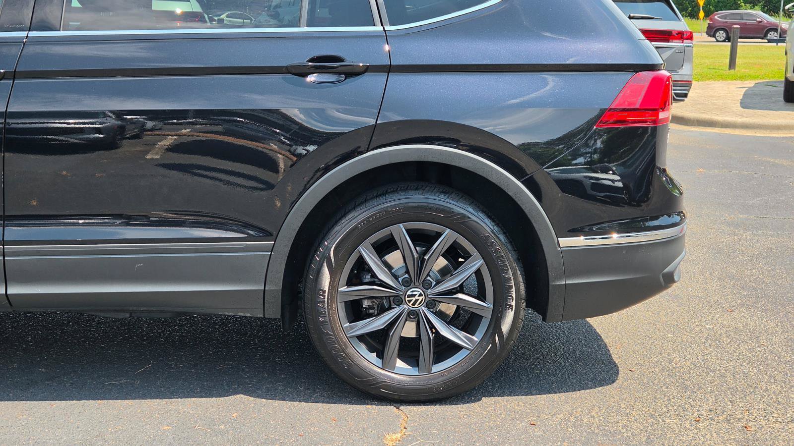 Certified 2023 Volkswagen Tiguan SE w/ Panoramic Sunroof Package FWD image 14