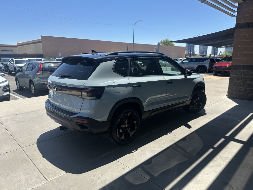 Used 2025 Volkswagen Taos SE AWD/4WD image 3