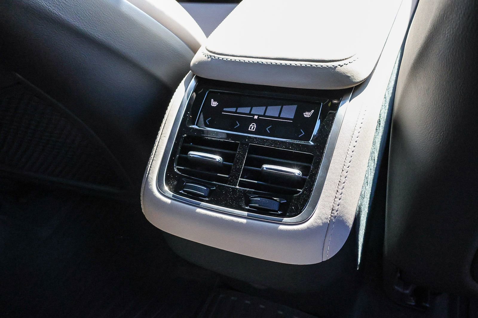 New 2026 Volvo XC90 B6 Ultra w/ Protection Package image 23