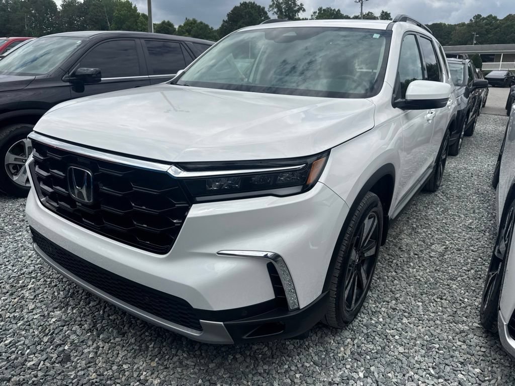 Used 2025 Honda Pilot Touring image 1