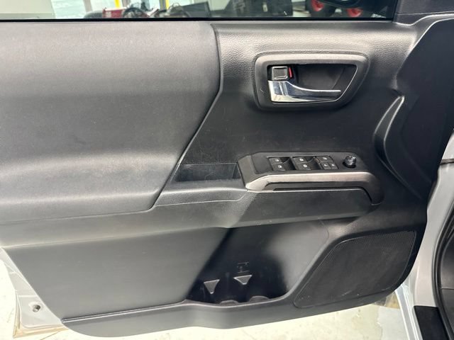 Used 2019 Toyota Tacoma TRD Off-Road w/ Technology Package AWD/4WD image 18
