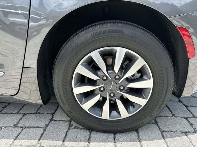 Used 2021 Chrysler Pacifica Limited w/ Uconnect Theater Family Group FWD image 11