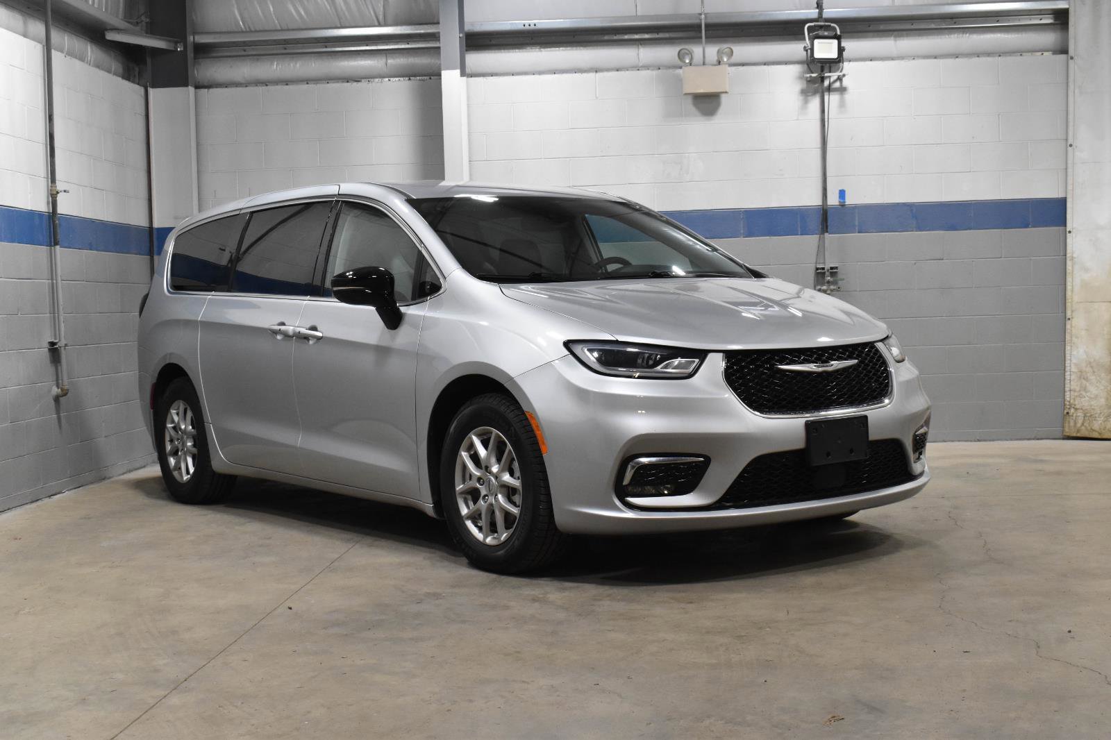 Used 2024 Chrysler Pacifica Touring-L image 29