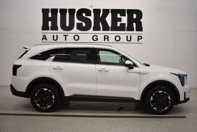 Used 2024 Kia Sorento S AWD/4WD image 2
