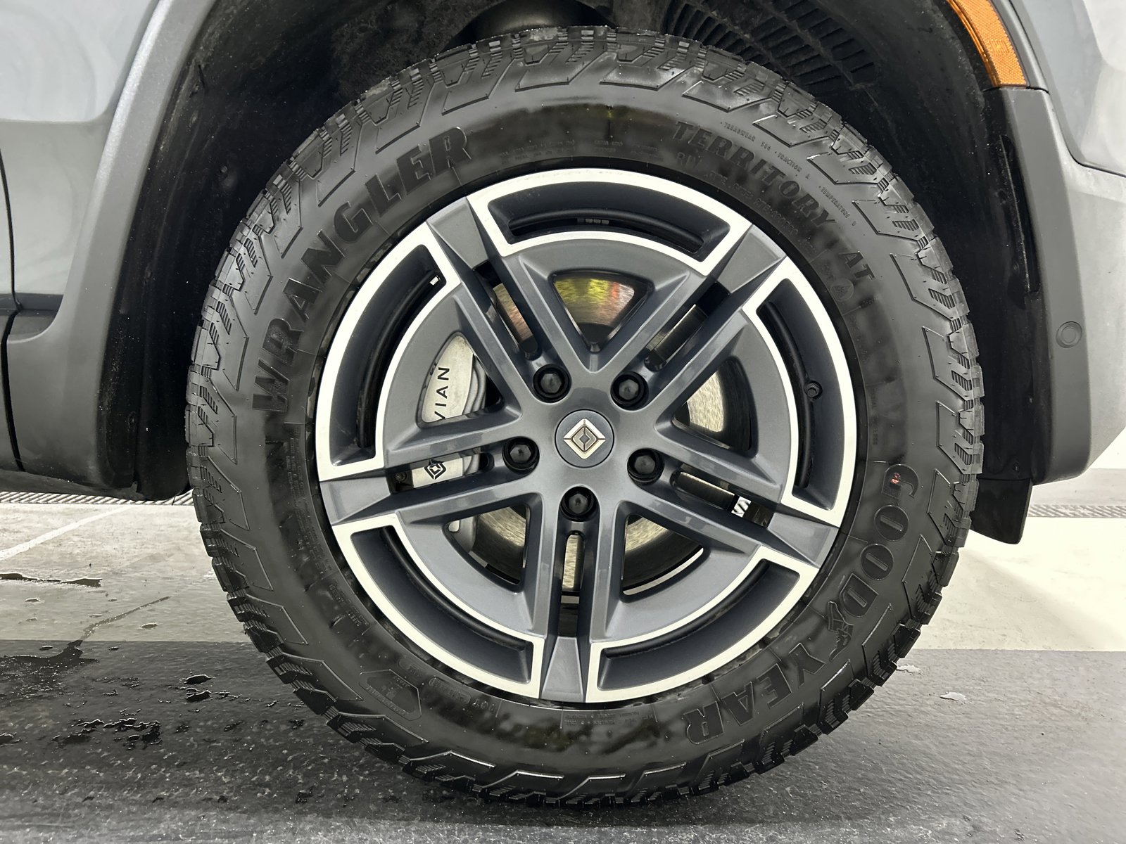 Used 2025 Rivian R1S Adventure image 11