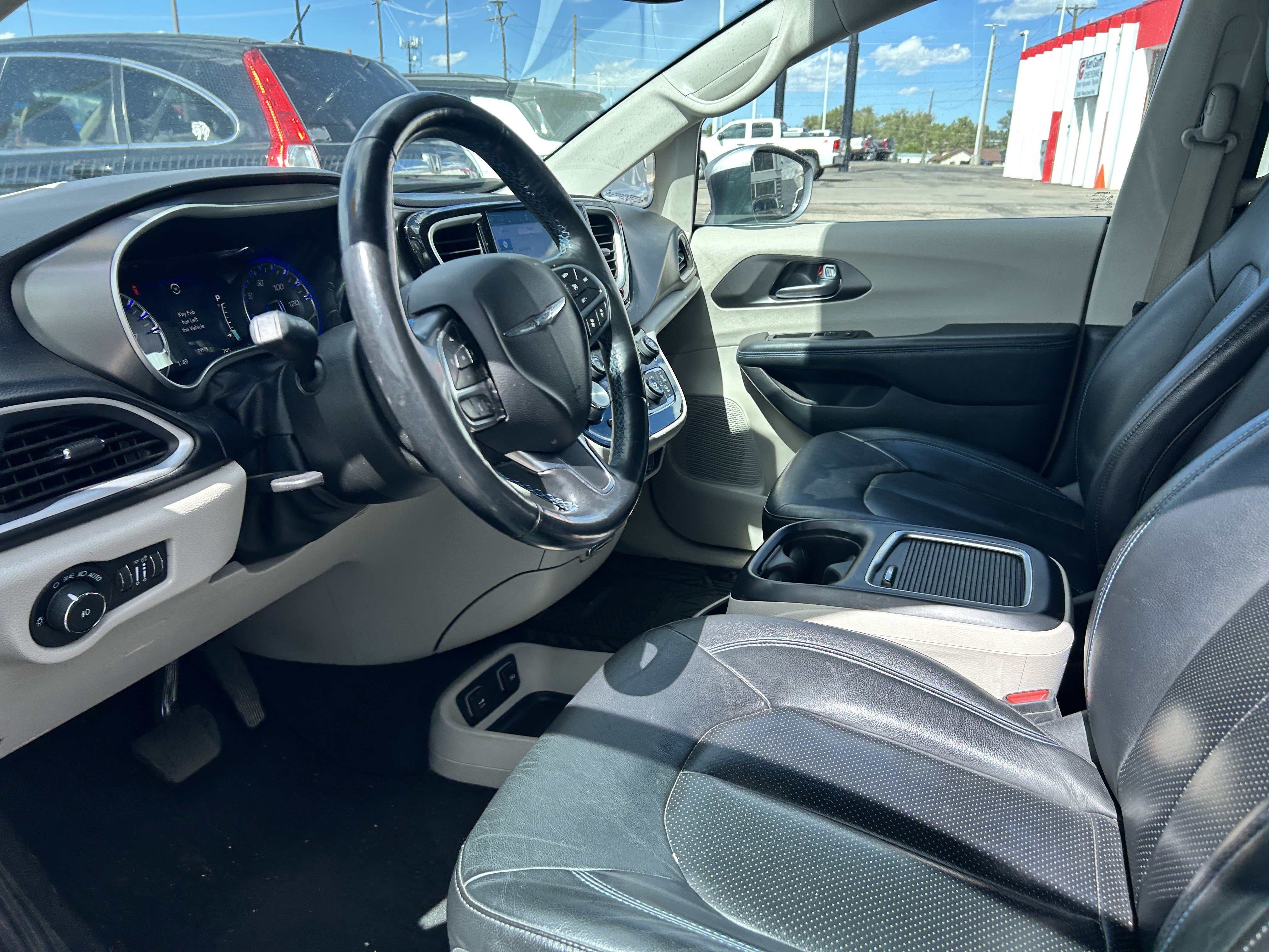 Used 2021 Chrysler Pacifica Touring-L FWD image 9