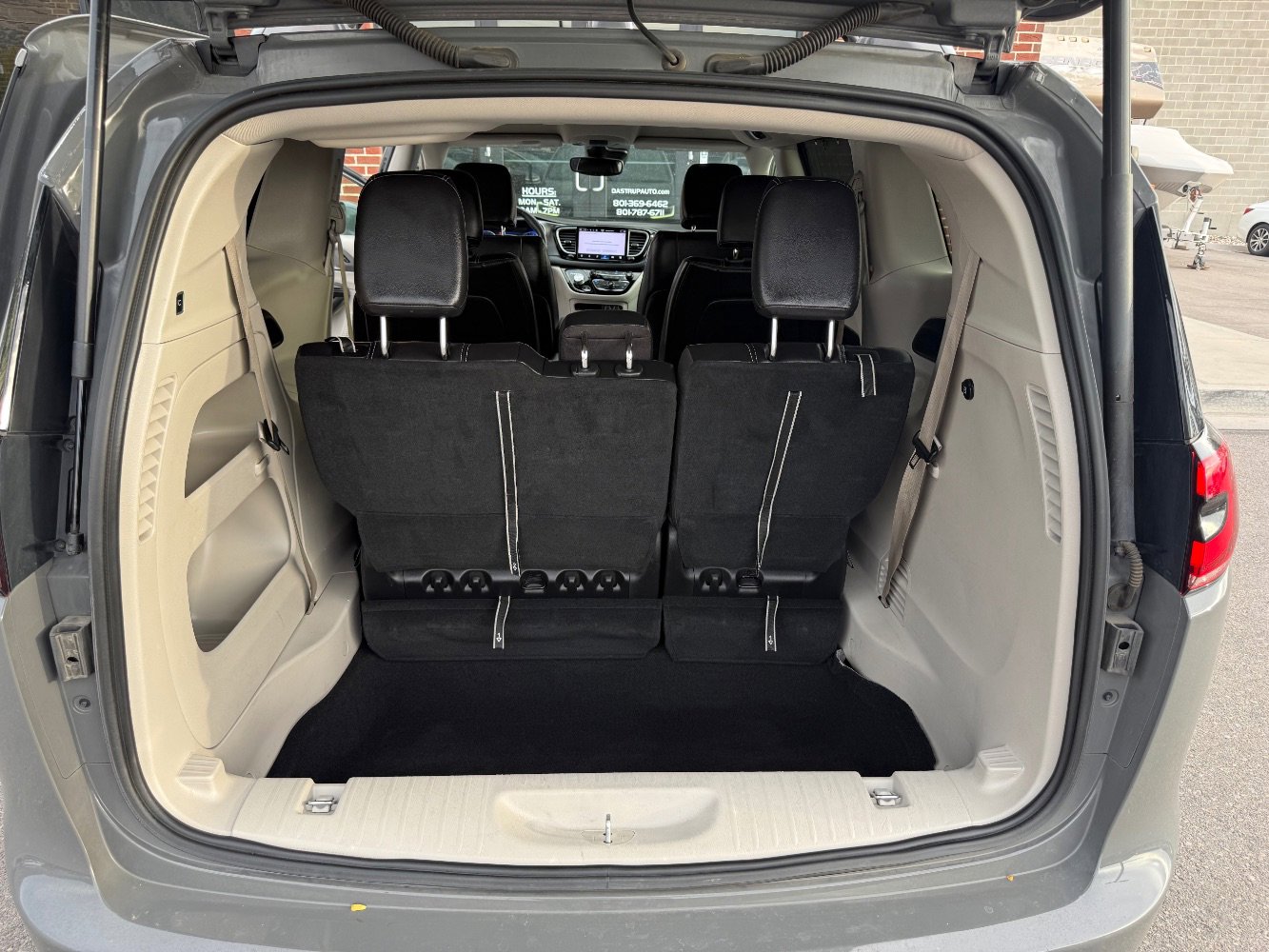 Used 2022 Chrysler Pacifica Touring-L image 9