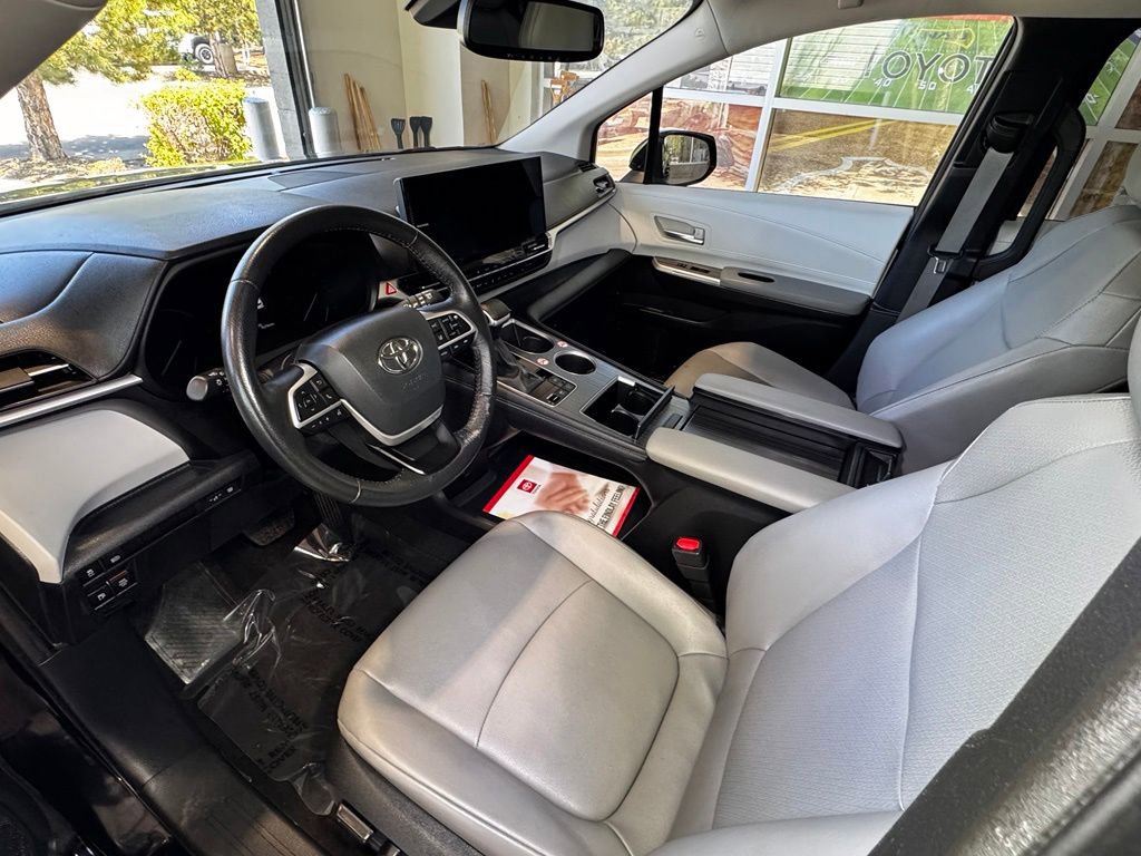 Used 2025 Toyota Sienna XLE FWD image 18