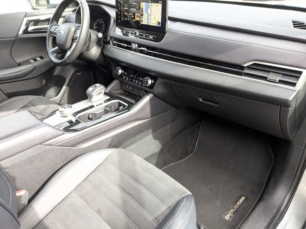 Used 2025 Mitsubishi Outlander SE image 34