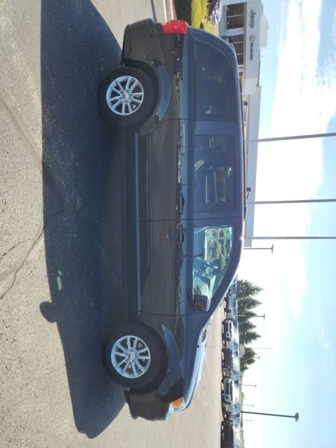 Used 2016 Dodge Grand Caravan SXT FWD image 2
