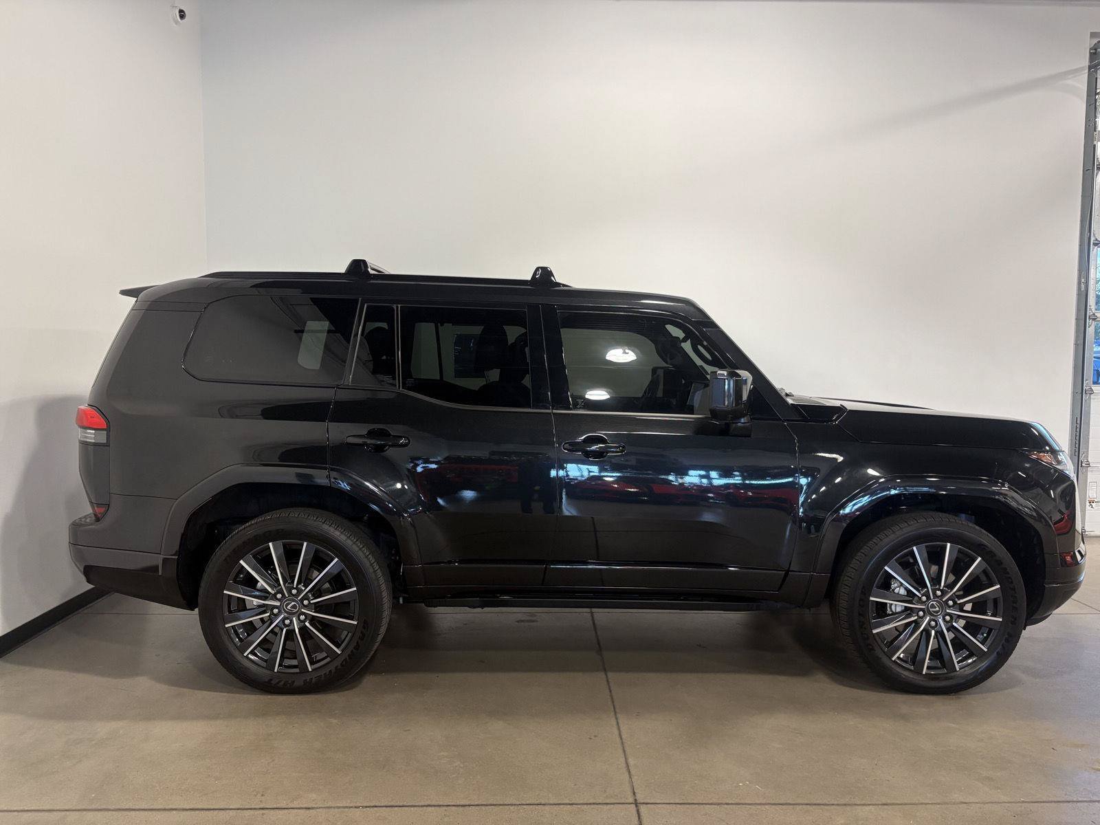 Used 2025 Lexus GX 550 w/ Accessory Package (2T) AWD/4WD image 2