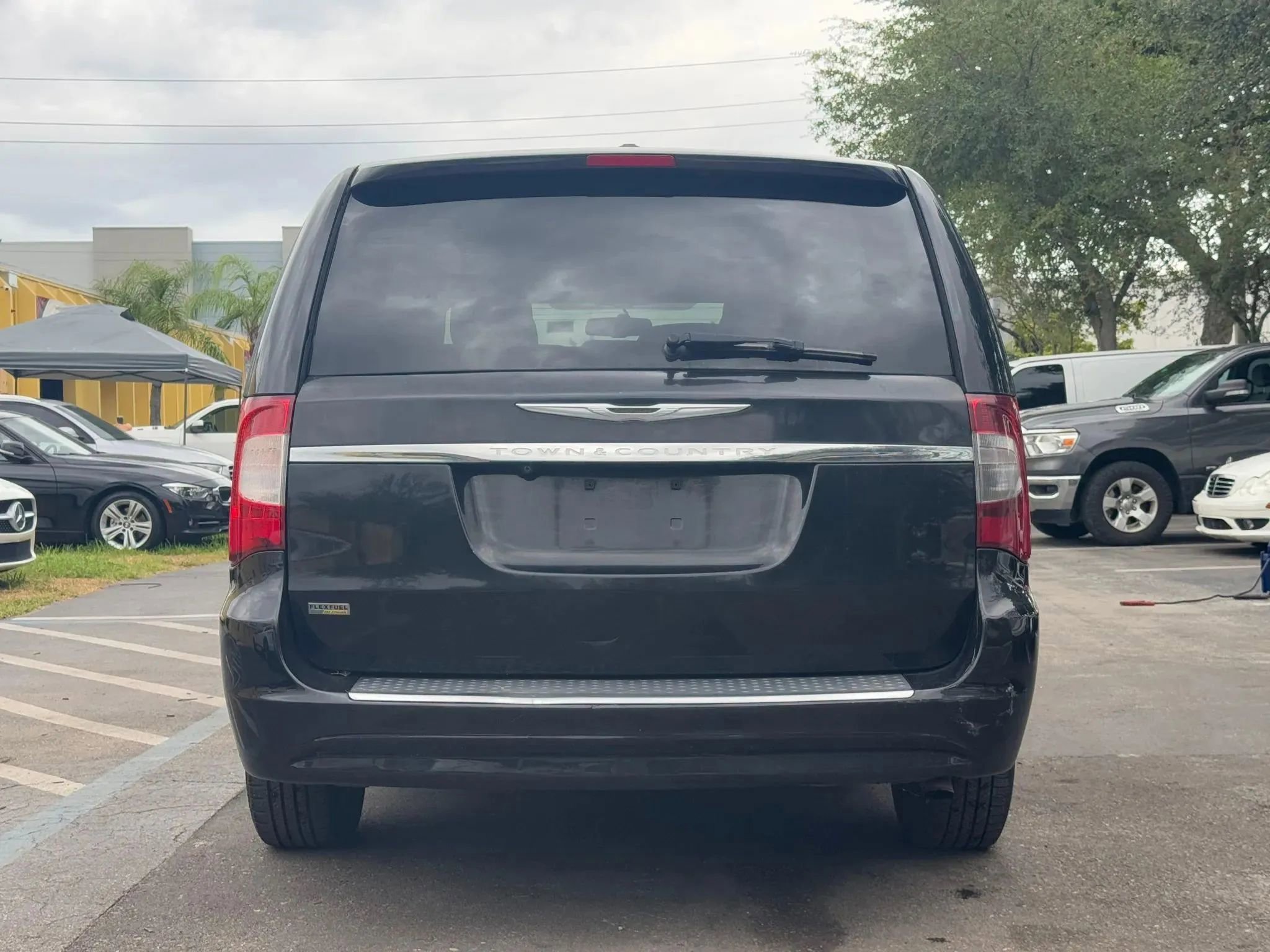 Used 2014 Chrysler Town & Country Touring image 11