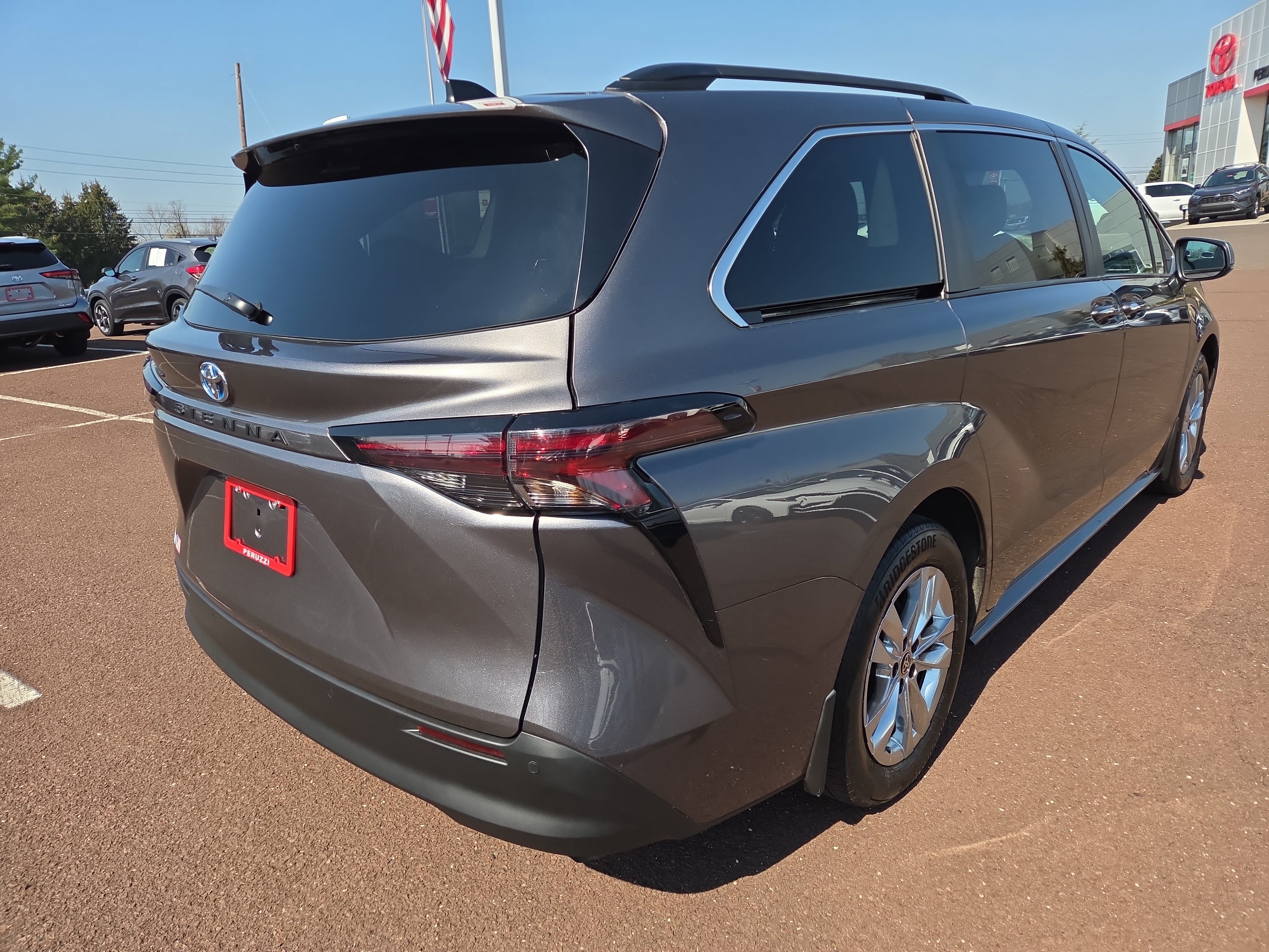 Used 2023 Toyota Sienna XLE w/ XLE Plus Package image 3