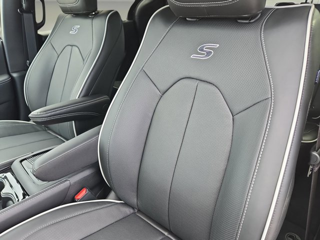 New 2026 Chrysler Pacifica Limited w/ S Appearance Package image 16