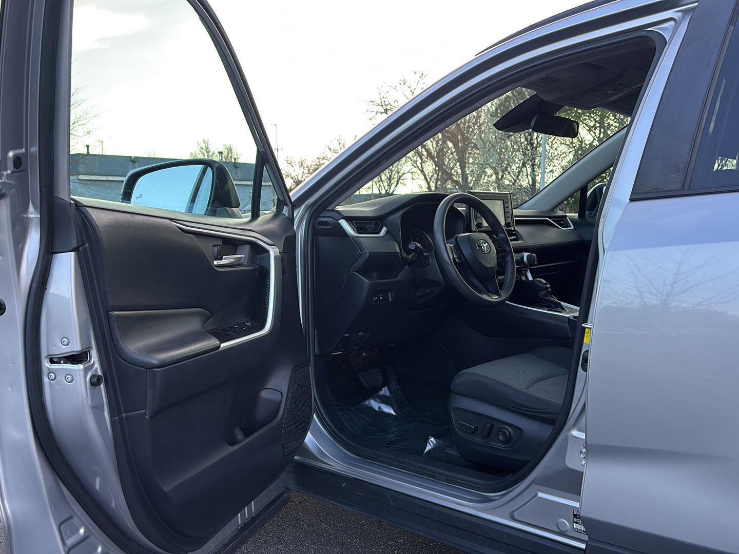 Used 2020 Toyota RAV4 XLE AWD/4WD image 2